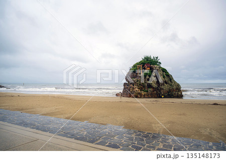 島根出雲 雨の稲佐の浜と弁天島 島根出雲 雨の稲佐の浜と弁天島 135148173