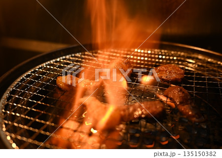 網で焼く焼肉 135150382