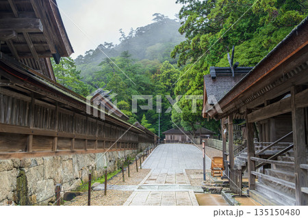 島根 雨の出雲大社 本殿瑞垣外東側境内の風景 135150480