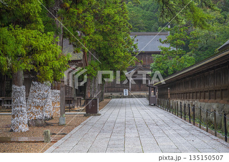 島根 雨の出雲大社 本殿瑞垣外西側境内の風景 135150507