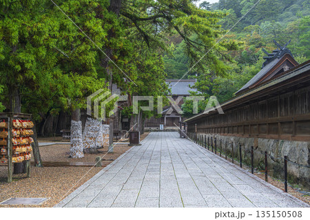 島根 雨の出雲大社 本殿瑞垣外西側境内の風景 島根 雨の出雲大社 本殿瑞垣外西側境内の風景 135150508