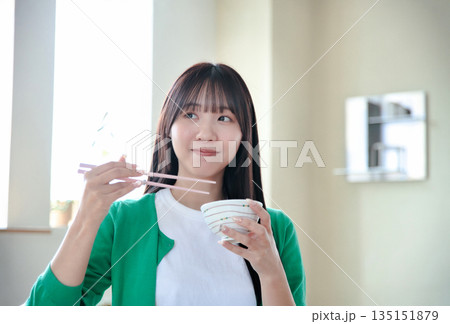 ご飯を食べる若い女性 135151879
