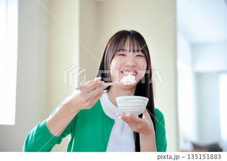ご飯を食べる若い女性 ご飯を食べる若い女性 135151883
