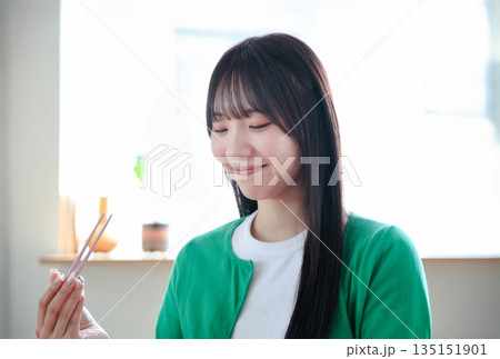 ご飯を食べる若い女性 ご飯を食べる若い女性 135151901