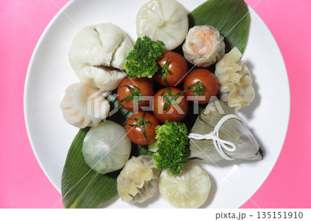 飲茶とミニトマトを盛り付け俯瞰 135151910