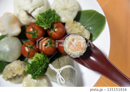 飲茶とミニトマトを盛り付け俯瞰 135151916