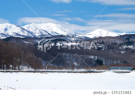 北海道黒松内町からみた雪に覆われた大平山 135151981