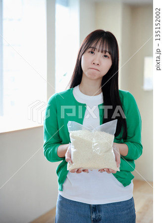 お米を持つ若い女性 お米を持つ若い女性 135152002