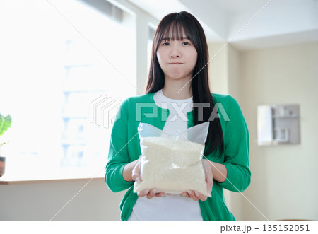 お米を持つ若い女性 135152051