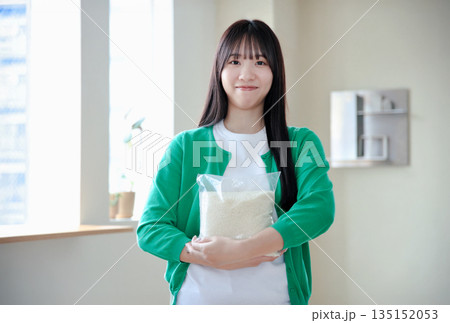 お米を持つ若い女性 135152053