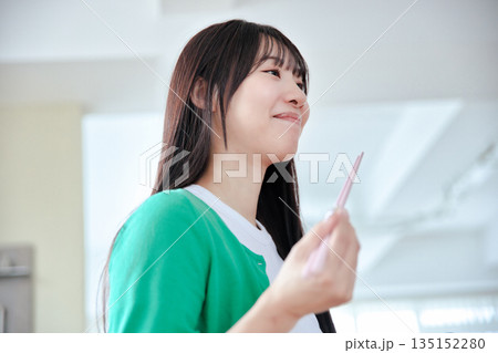 ご飯を食べる若い女性 135152280