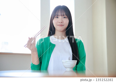 ご飯を食べる若い女性 135152281