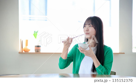 ご飯を食べる若い女性 ご飯を食べる若い女性 135152370