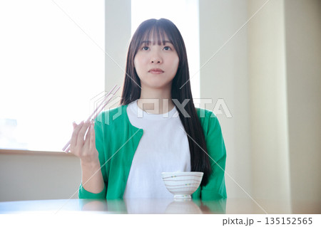 ご飯を食べる若い女性 ご飯を食べる若い女性 135152565