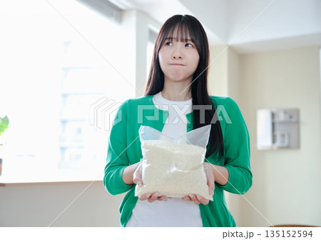 お米を持つ若い女性 お米を持つ若い女性 135152594