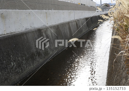 コンクリート製の用水路を流れる水の風景。 135152733