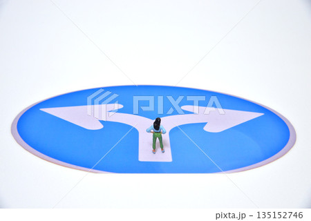 人生の分かれ道 選択のイメージ 人生の分かれ道 選択のイメージ 135152746