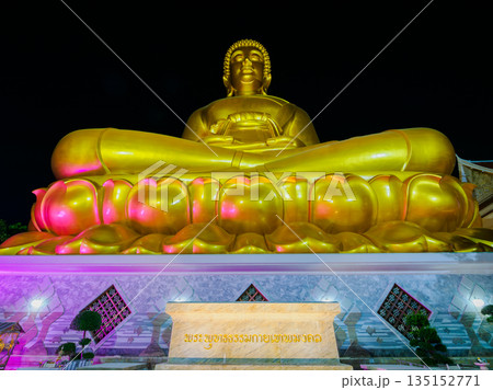 ワット・パークナム・パーシーチャルーンの大仏　タイのバンコクの夜間ライトアップ 135152771