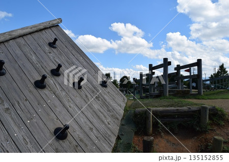 アスレチック児童公園の遊具 135152855