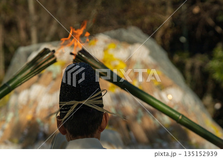 八幡のはちまんさんで実施される立ち上る炎の焼納神事を撮影 八幡のはちまんさんで実施される立ち上る炎の焼納神事を撮影 135152939