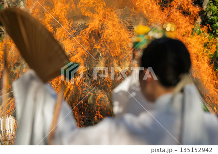 八幡のはちまんさんで実施される立ち上る炎の焼納神事を撮影 135152942