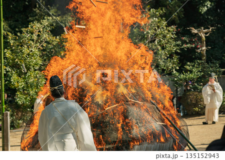 八幡のはちまんさんで実施される立ち上る炎の焼納神事を撮影 135152943