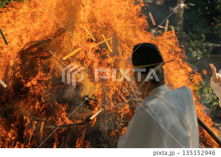 八幡のはちまんさんで実施される立ち上る炎の焼納神事を撮影 八幡のはちまんさんで実施される立ち上る炎の焼納神事を撮影 135152946
