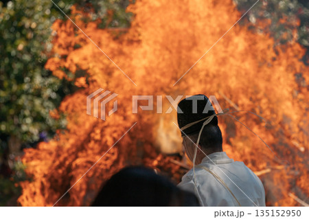八幡のはちまんさんで実施される立ち上る炎の焼納神事を撮影 135152950