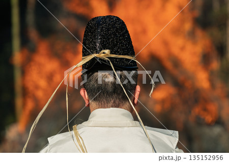 八幡のはちまんさんで実施される立ち上る炎の焼納神事を撮影 八幡のはちまんさんで実施される立ち上る炎の焼納神事を撮影 135152956