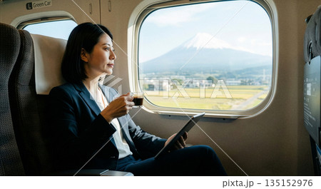 新幹線移動をするミドルの日本人女性キャリアウーマン 135152976