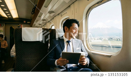 新幹線に乗る日本人男性 新幹線に乗る日本人男性 135153105