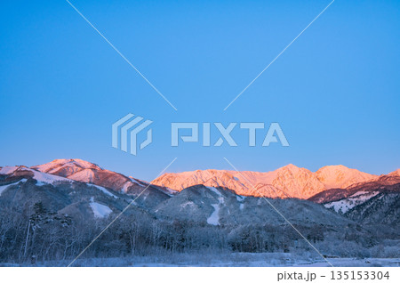 白馬三山と八方尾根スキー場モルゲンロート【北安曇郡白馬村】 白馬三山と八方尾根スキー場モルゲンロート【北安曇郡白馬村】 135153304