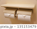 トイレットペーパーの三角折り 135153479