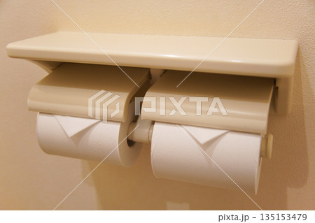 トイレットペーパーの三角折り トイレットペーパーの三角折り 135153479