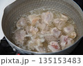 鶏肉を煮込む様子 135153483