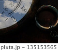 錆びた古い温度計と空のコラージュ 135153565