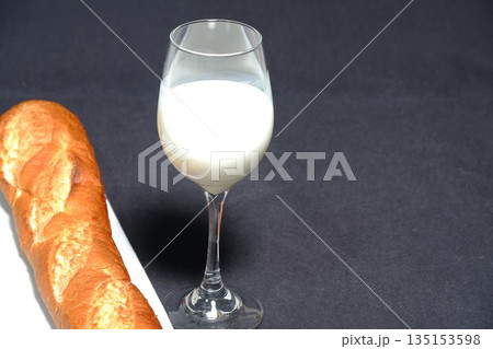 牛乳とフランスパン(4) 牛乳とフランスパン(4) 135153598