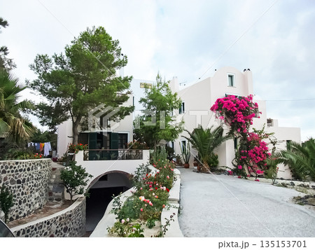 サントリーニ島の宿　ギリシャ　エーゲ海 135153701