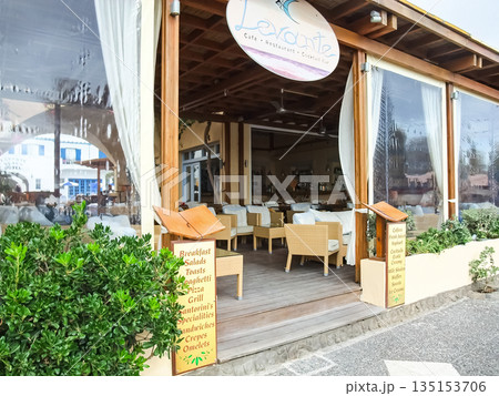 ギリシャ サントリーニ島 カフェで一休み エーゲ海 ギリシャ サントリーニ島 カフェで一休み エーゲ海 135153706