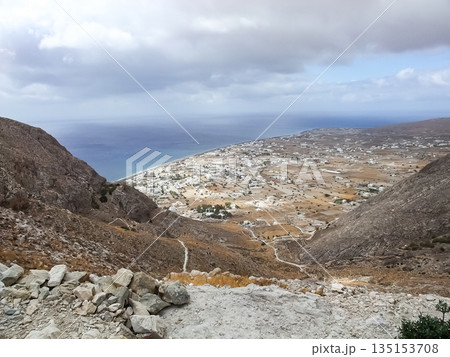 古代ティラから眼下を見下ろす ギリシャのサントリーニ島 古代ティラから眼下を見下ろす ギリシャのサントリーニ島 135153708