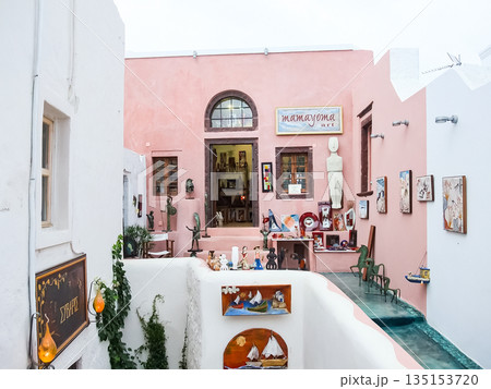 ギリシャ　サントリーニ島のイア　ピンクのお土産屋さん 135153720