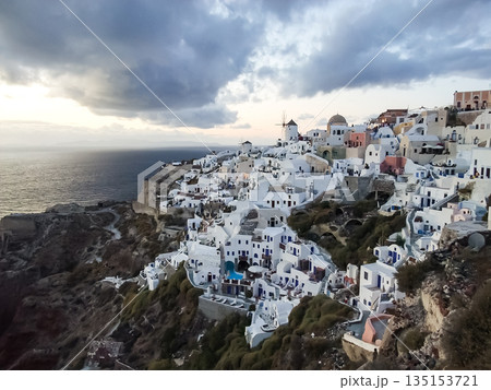 イアの夕暮れ　ギリシャのサントリーニ島　 135153721