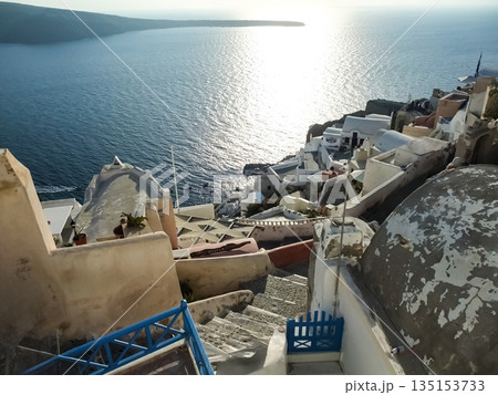 イアの風景　眼下を見下ろす　ギリシャのサントリーニ島　 135153733