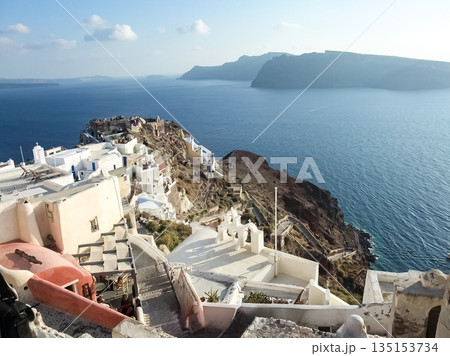 イアの風景　太陽の光　ギリシャのサントリーニ島　 135153734