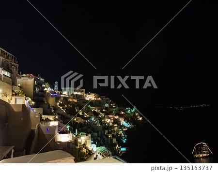 フィラタウン　海の夜景　ギリシャのサントリーニ島 135153737