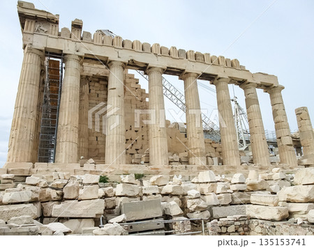 ギリシャのアテネ　パルテノン神殿を間近で見る 135153741