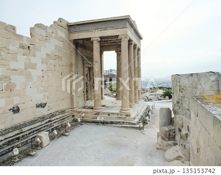 ギリシャのアテネ　パルテノン神殿を側面から 135153742