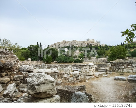 ギリシャのアテネ　パルテノン神殿近くの遺跡 135153743