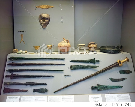 ギリシャのアテネ 国立考古学博物館 剣 ギリシャのアテネ 国立考古学博物館 剣 135153749
