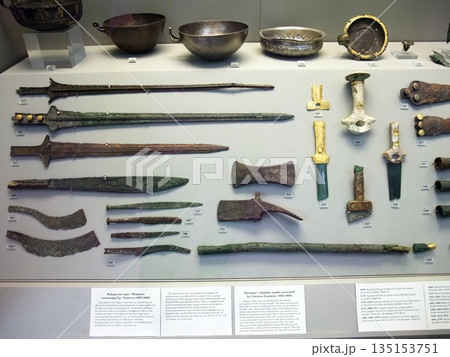 ギリシャのアテネ　国立考古学博物館　武器や鍋 135153751